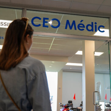 Femme qui entre chez CEO Médic, avec façade CEO Médic bien en vue
